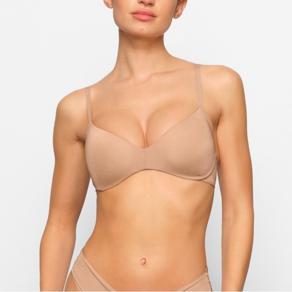 SKIMS *NWT Wireless Form Push-up BRA